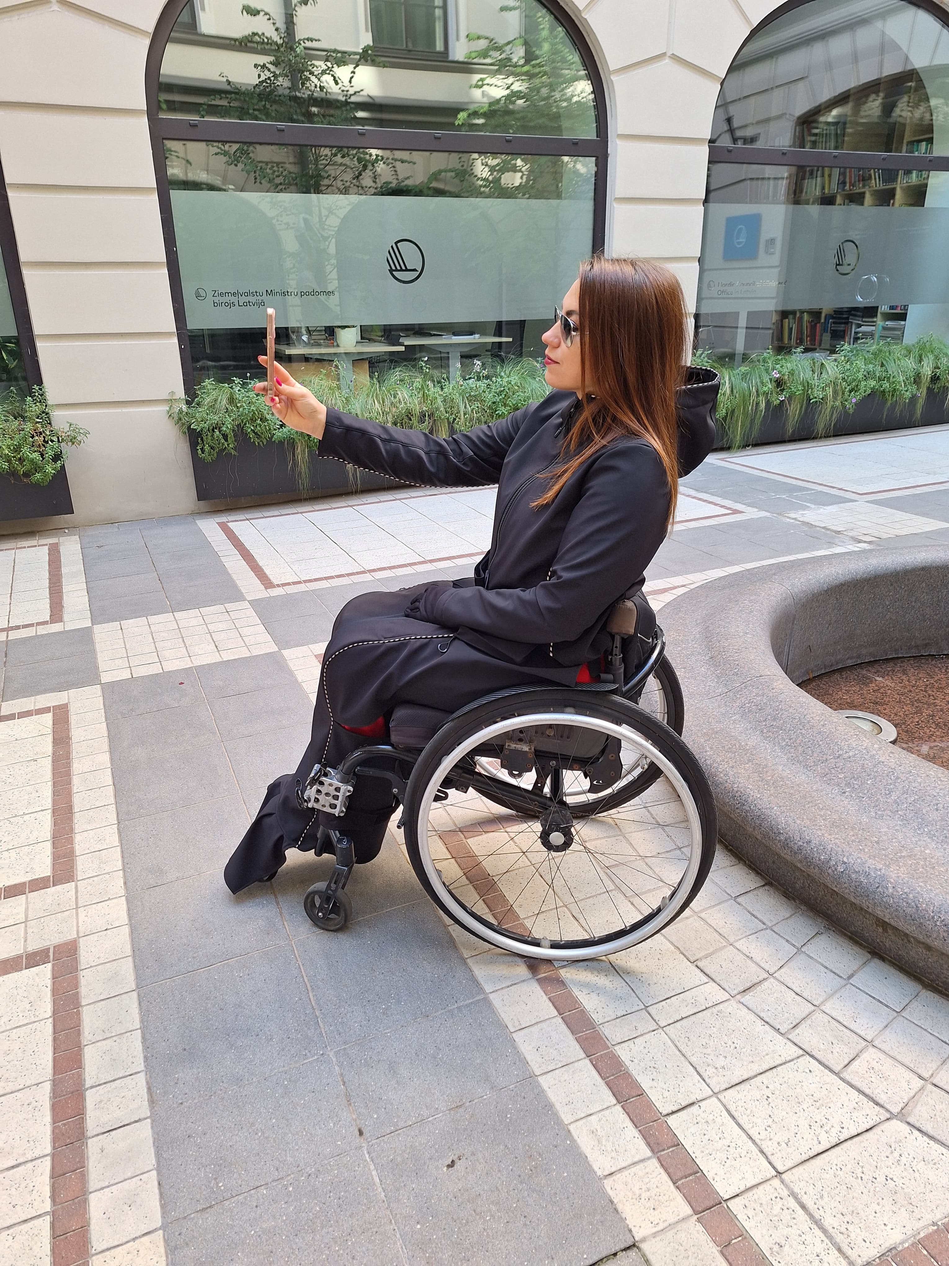 Wheelchair blanket with reflective elements and magnetic closure