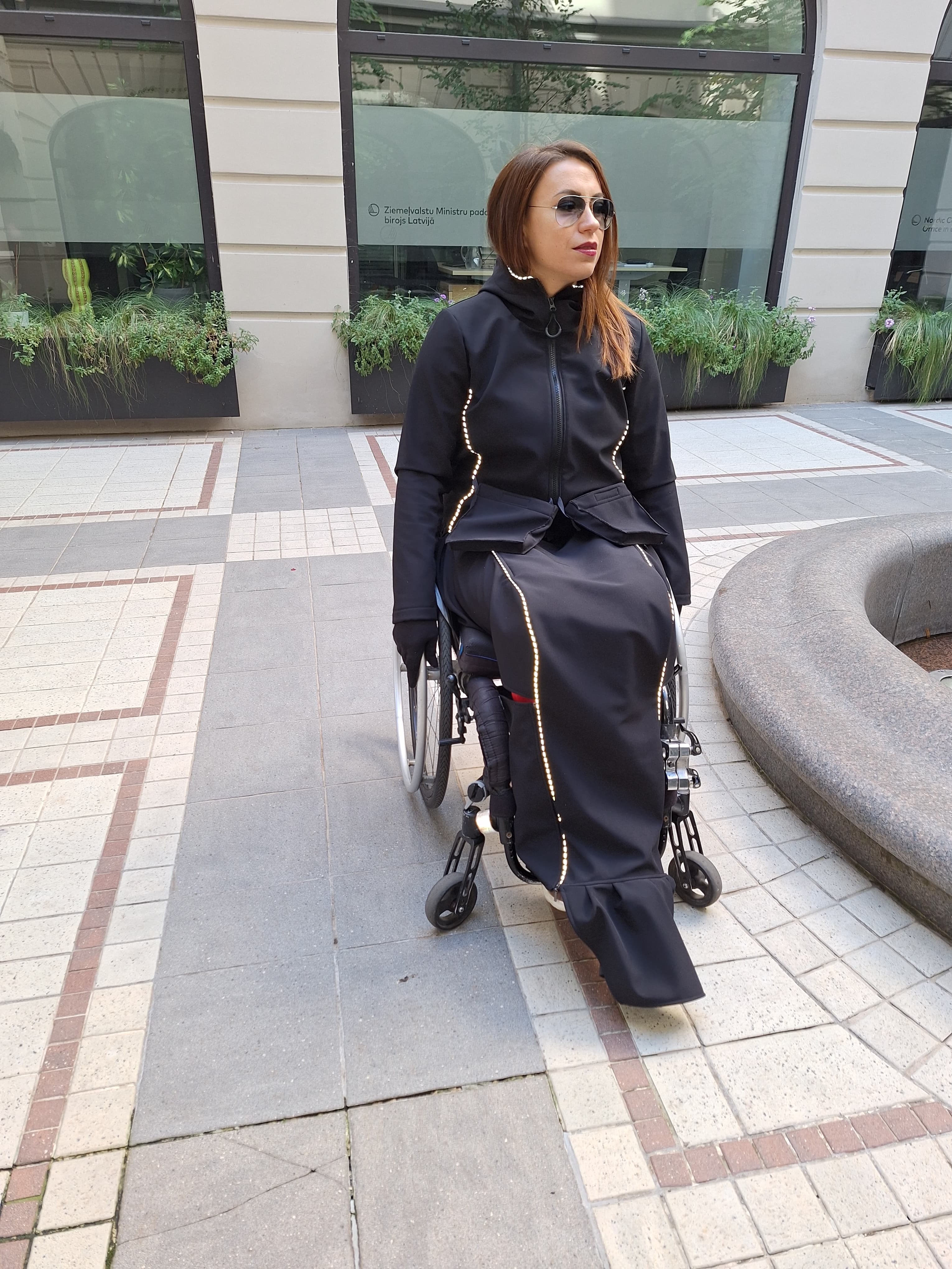 Wheelchair blanket with reflective elements and magnetic closure