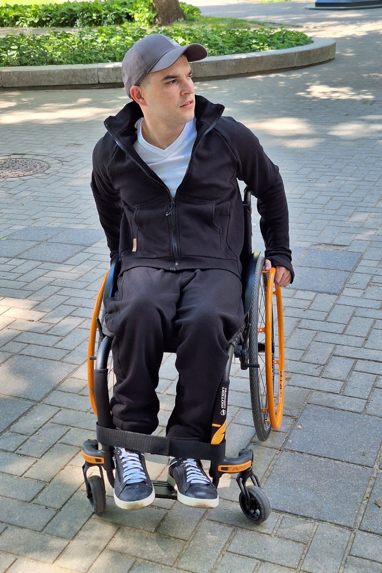 Jacket with magnetic zipper, black jersey, wheelchair adapted